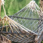 Grădină ca-n vacanță: 12 idei ingenioase pentru hamace între copaci