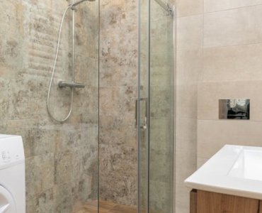 Colțul perfect: Idei inteligente pentru o baie modernă cu cabină de duș