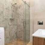 Colțul perfect: Idei inteligente pentru o baie modernă cu cabină de duș
