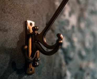 Transformă-ți pereții în spații utile: 20 de idei ingenioase cu cârlige multifuncționale