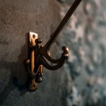 Transformă-ți pereții în spații utile: 20 de idei ingenioase cu cârlige multifuncționale