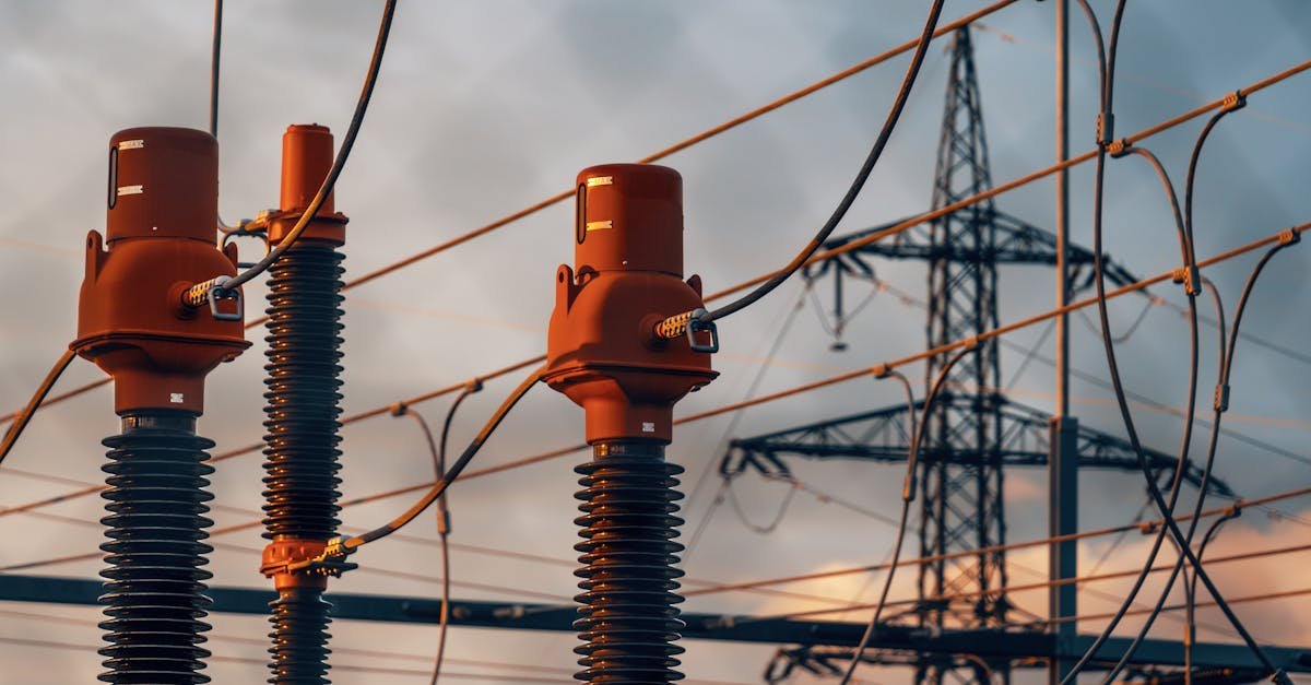 Când curentul costă cel mai mult: cum să eviți intervalele scumpe și să-ți reduci factura la energie