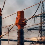 Când curentul costă cel mai mult: cum să eviți intervalele scumpe și să-ți reduci factura la energie