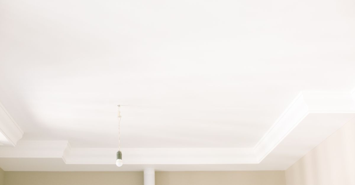 Adio zgomotului de sus: transformă tavanul flotant în scut acustic — 9 idei testate