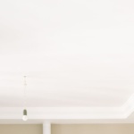 Adio zgomotului de sus: transformă tavanul flotant în scut acustic — 9 idei testate