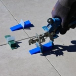 Transformă-ți podeaua în weekend: ghid DIY pentru lipirea și nivelarea plăcilor