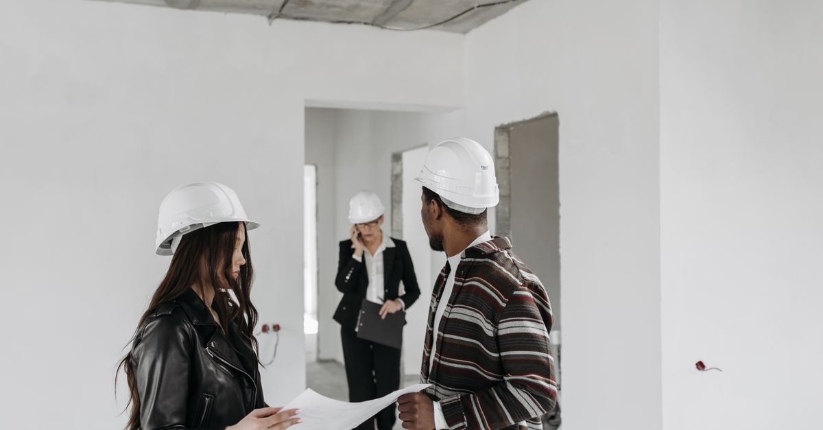 Descifrează contractul cu echipa de construcții: ghid prietenos pentru un proiect fără surprize