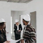 Descifrează contractul cu echipa de construcții: ghid prietenos pentru un proiect fără surprize