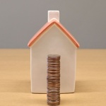 Facturi mai mici, viață mai verde: cât economisește o casă obișnuită cu energia regenerabilă