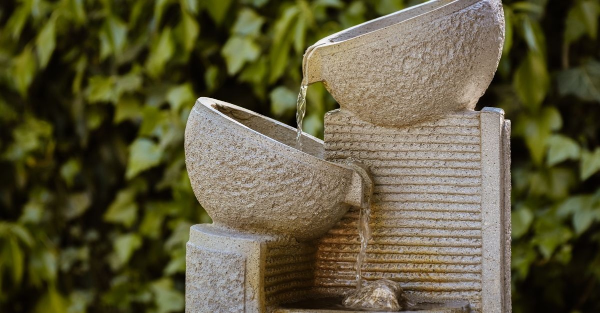 Fântâni din piatră care dau viață grădinii: idei inspiraționale de la rustic la modern