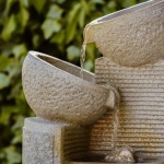 Fântâni din piatră care dau viață grădinii: idei inspiraționale de la rustic la modern