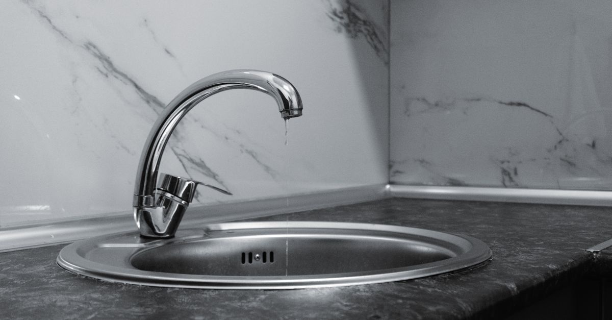 De la firicel la flux: cum crești presiunea apei în apartament, pas cu pas