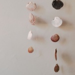Dormitor cu parfum de mare: ghirlande din scoici deasupra patului — idei chic și pași simpli