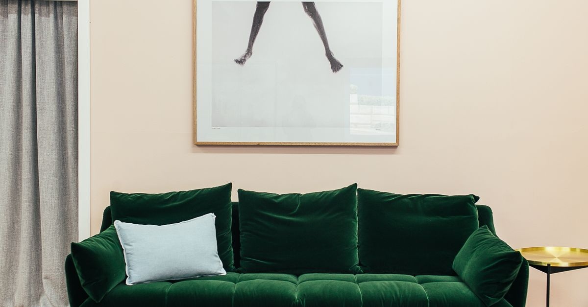 Catifea pe canapea: idei de perne care schimbă instant atmosfera livingului
