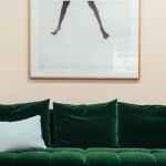 Catifea pe canapea: idei de perne care schimbă instant atmosfera livingului